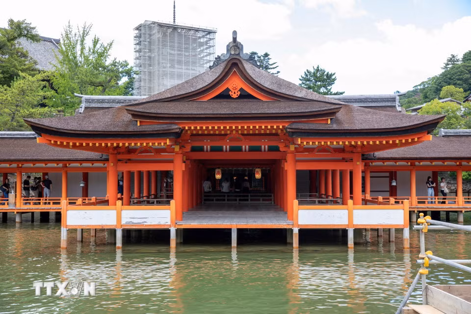 Một điện thờ trên biển trong quần thể đền Itsukushima. (Ảnh: Xuân Giao/TTXVN)