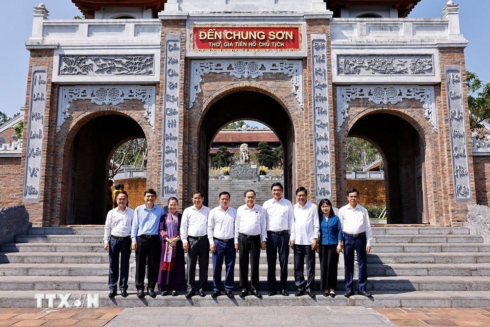 Chủ tịch Quốc hội Trần Thanh Mẫn và đoàn công tác tại Đền Chung Sơn - Đền thờ Gia tiên Bác Hồ. (Ảnh: Doãn Tấn/TTXVN)