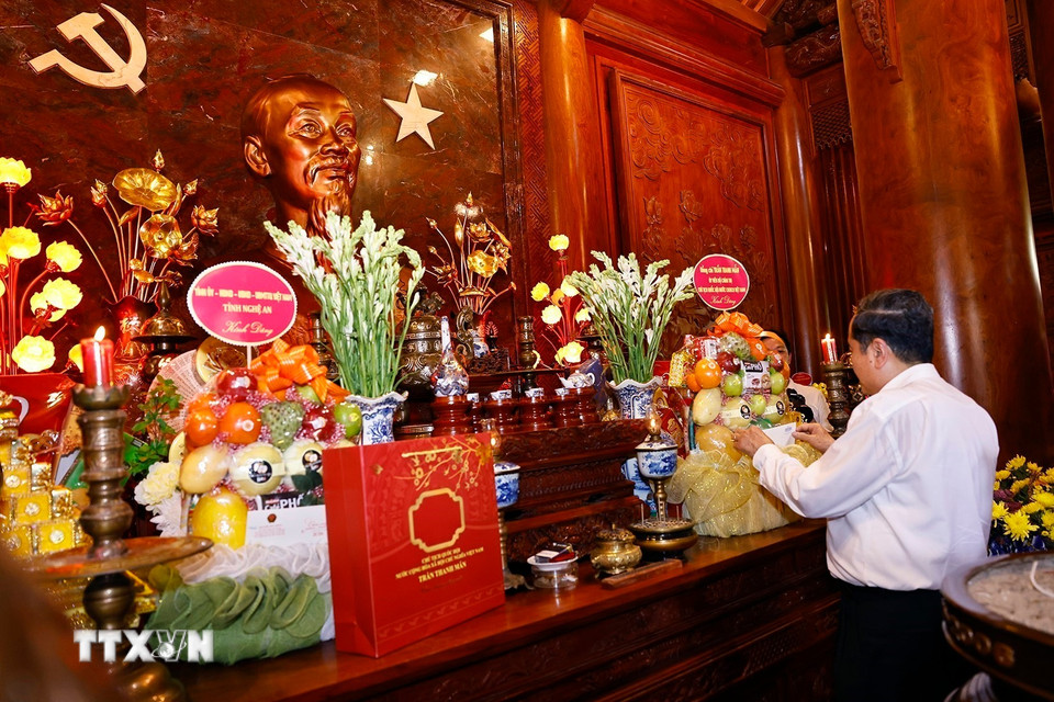 Chủ tịch Quốc hội Trần Thanh Mẫn dâng hoa, dâng hương tưởng nhớ Chủ tịch Hồ Chí Minh tại Khu Di tích quốc gia đặc biệt Kim Liên. (Ảnh: Doãn Tấn/TTXVN)