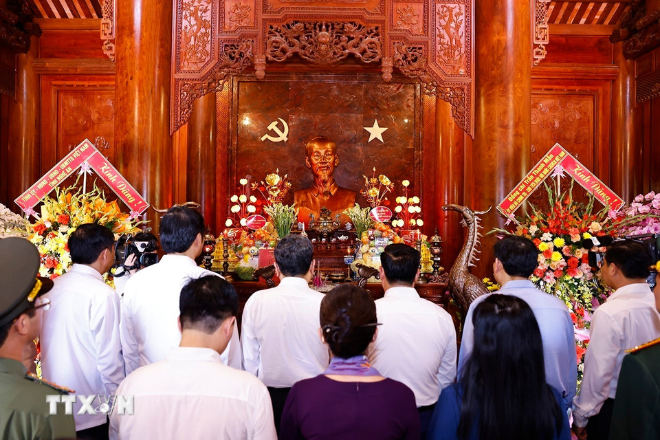 Chủ tịch Quốc hội Trần Thanh Mẫn dâng hoa, dâng hương tưởng nhớ Chủ tịch Hồ Chí Minh tại Khu Di tích quốc gia đặc biệt Kim Liên. (Ảnh: Doãn Tấn/TTXVN)