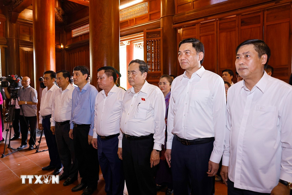 Chủ tịch Quốc hội Trần Thanh Mẫn tưởng nhớ Chủ tịch Hồ Chí Minh tại Khu Di tích quốc gia đặc biệt Kim Liên. (Ảnh: Doãn Tấn/TTXVN)