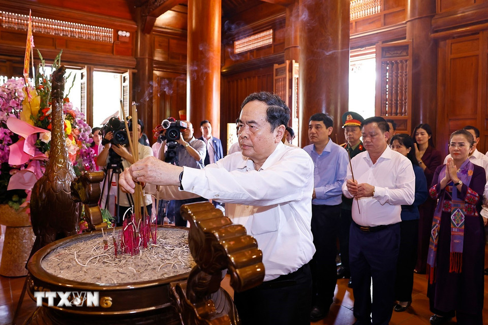 Chủ tịch Quốc hội Trần Thanh Mẫn dâng hoa, dâng hương tưởng nhớ Chủ tịch Hồ Chí Minh tại Khu Di tích quốc gia đặc biệt Kim Liên. (Ảnh: Doãn Tấn/TTXVN)