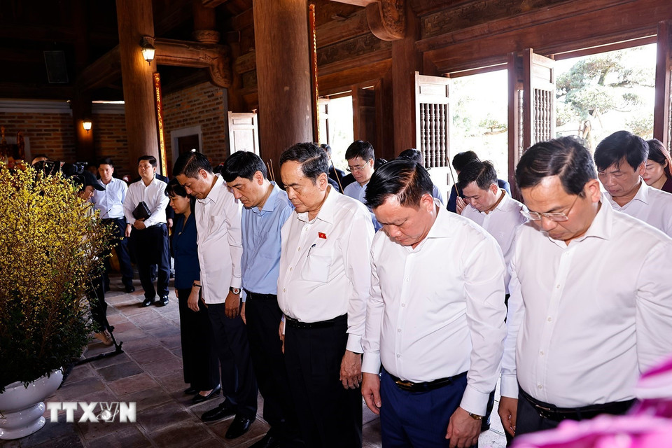 Chủ tịch Quốc hội Trần Thanh Mẫn và đoàn công tác thành kính tưởng nhớ Chủ tịch Hồ Chí Minh tại Đền Chung Sơn - Đền thờ Gia tiên Bác Hồ. (Ảnh: Doãn Tấn/TTXVN)