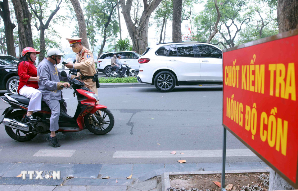 Từ 10h mùng 1 Tết, Phòng Cảnh sát giao thông, Công an thành phố Hà Nội đồng loạt triển khai kế hoạch tới các đội Cảnh sát giao thông. Nhiều tổ công tác được bố trí tại các tuyến đường, nút giao thông trọng điểm trên địa bàn. (Ảnh: Phạm Kiên/TTXVN)