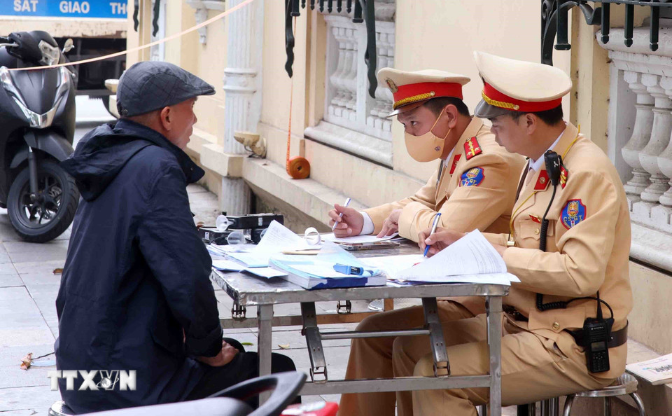 Một trường hợp vi phạm nồng độ cồn trong sáng mùng 1 Tết bị lực lượng Cảnh sát giao thông phát hiện, lập biên bản xử lý và tạm giữ phương tiện theo quy định. (Ảnh: Phạm Kiên/TTXVN)