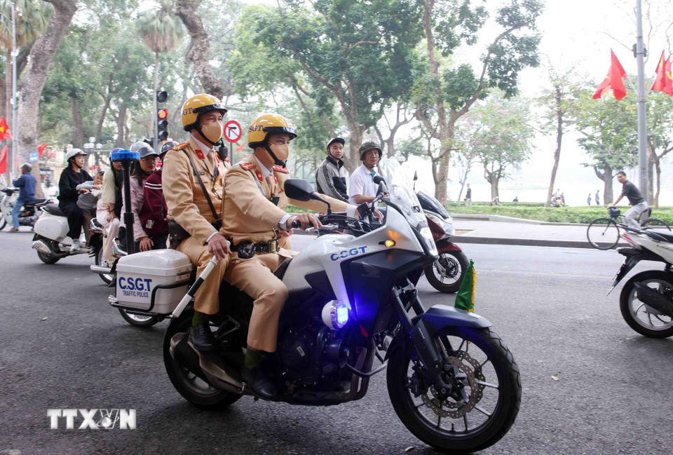 Song song với hoạt động kiểm soát nồng độ cồn, lực lượng Cảnh sát giao thông duy trì các tổ tuần tra kiểm soát, xử lý nghiêm các vi phạm là nguyên nhân dẫn đến ùn tắc, tai nạn giao thông. (Ảnh: Phạm Kiên/TTXVN)