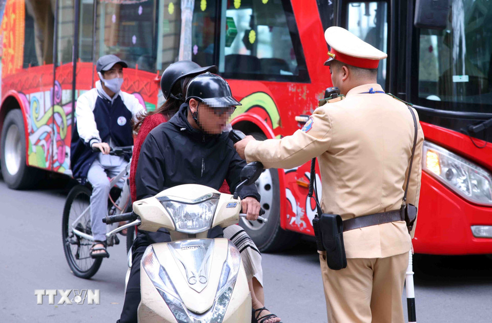 Việc kiểm tra, xử lý vi phạm nồng độ cồn trong ngày đầu năm mới đã được lực lượng Cảnh sát giao thông duy trì nhiều năm qua. Tuy nhiên, đây là lần đầu tiên hoạt động này được triển khai đồng loạt trên toàn quốc cùng một thời điểm. (Ảnh: Phạm Kiên/TTXVN)