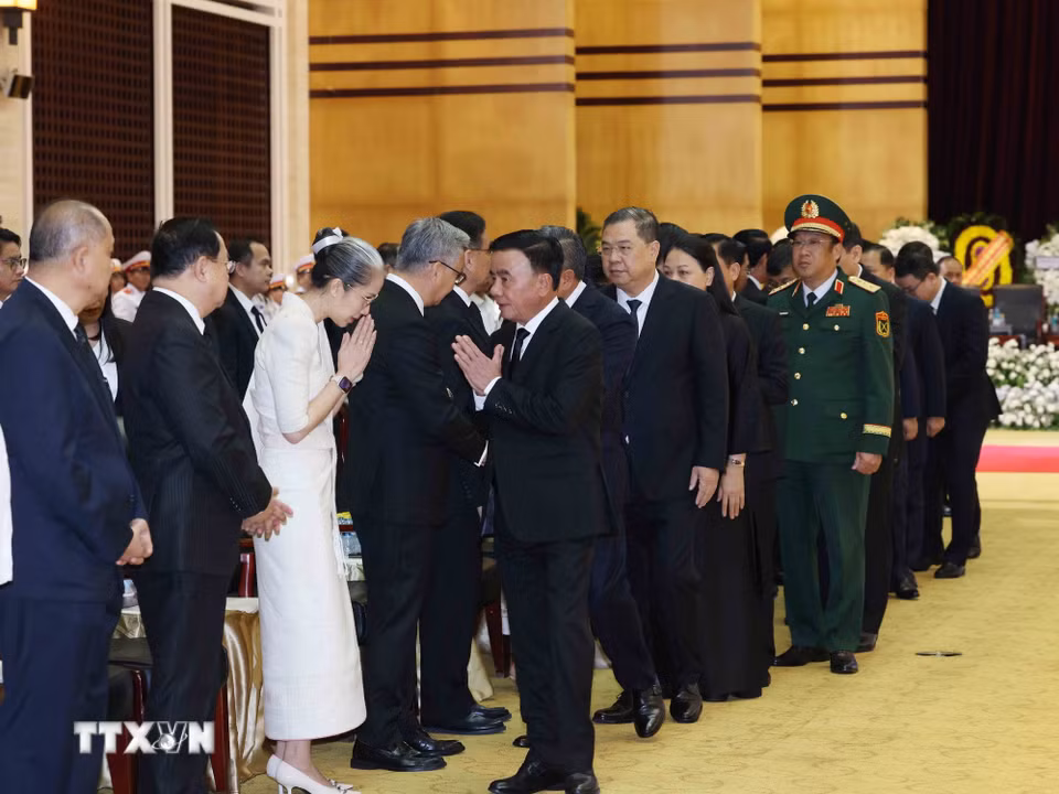 Thường trực Ban Bí thư Trần Cẩm Tú dẫn đầu Đoàn cấp cao Đảng Cộng sản Việt Nam viếng và chia buồn sâu sắc tới gia quyến đồng chí Xaysomphone Phomvihane, Ủy viên Bộ Chính trị, Chủ tịch Quốc hội Lào. (Ảnh: Phương Hoa/TTXVN)