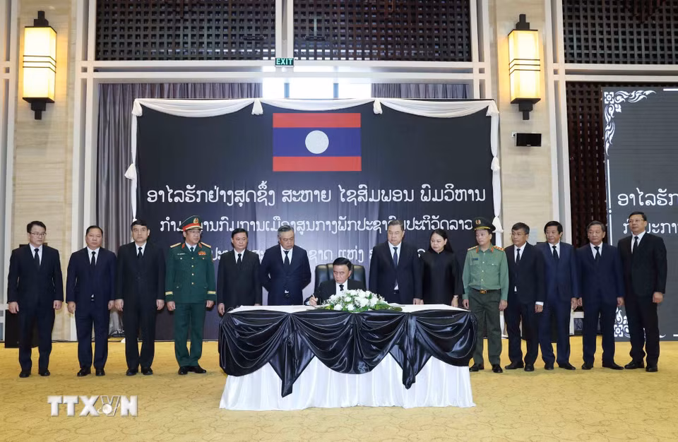 Thường trực Ban Bí thư Trần Cẩm Tú ghi sổ tang. (Ảnh: Phương Hoa/TTXVN)