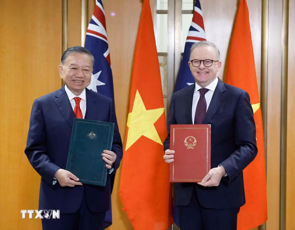 Tổng Bí thư, Chủ tịch nước Tô Lâm và Thủ tướng Australia Anthony Albanese trao Tuyên bố chung. (Ảnh: Thống Nhất/TTXVN)