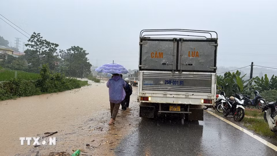 Các phương tiện không thể lưu thông tại đoạn Km 354 trên Quốc lộ 32, xã Mường Than, Lai Châu. (Ảnh: TTXVN phát)