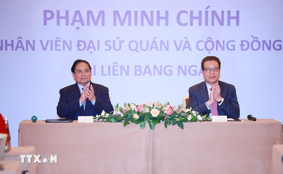 Thủ tướng Phạm Minh Chính gặp gỡ cán bộ, nhân viên Đại sứ quán và cộng đồng người Việt Nam tại Liên bang Nga. (Ảnh: Dương Giang/TTXVN)