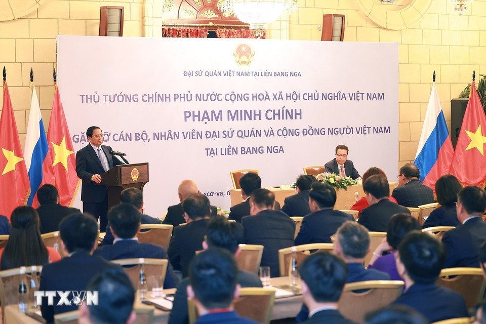 Thủ tướng Phạm Minh Chính gặp cán bộ, nhân viên Đại sứ quán và cộng đồng người Việt Nam tại Liên bang Nga. (Ảnh: Dương Giang/TTXVN)
