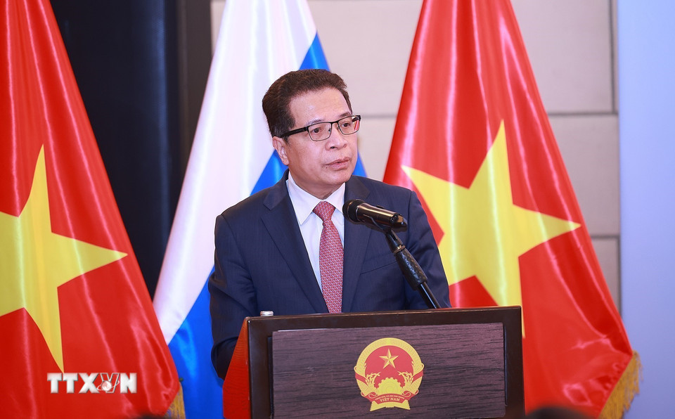 Đại sứ Việt Nam tại Liên bang Nga Đặng Minh Khôi báo cáo tình hình người Việt Nam tại Liên bang Nga. (Ảnh: Dương Giang/TTXVN)