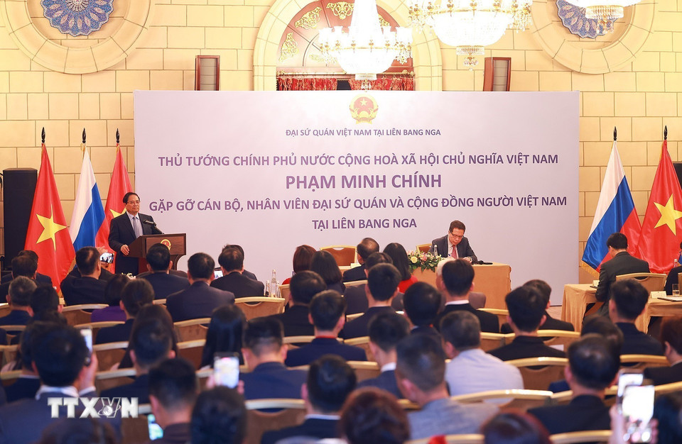 Thủ tướng Phạm Minh Chính gặp cán bộ, nhân viên Đại sứ quán và cộng đồng người Việt Nam tại Liên bang Nga. (Ảnh: Dương Giang/TTXVN)