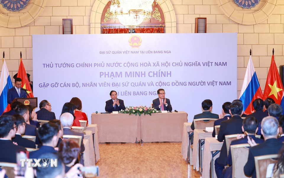 Thủ tướng Phạm Minh Chính gặp gỡ cán bộ, nhân viên Đại sứ quán và cộng đồng người Việt Nam tại Liên bang Nga. (Ảnh: Dương Giang/TTXVN)