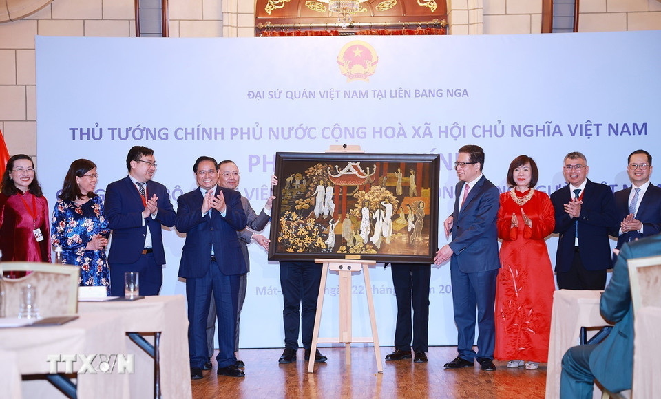Thủ tướng Phạm Minh Chính tặng quà cho Đại sứ quán Việt Nam tại Liên bang Nga. (Ảnh: Dương Giang/TTXVN)
