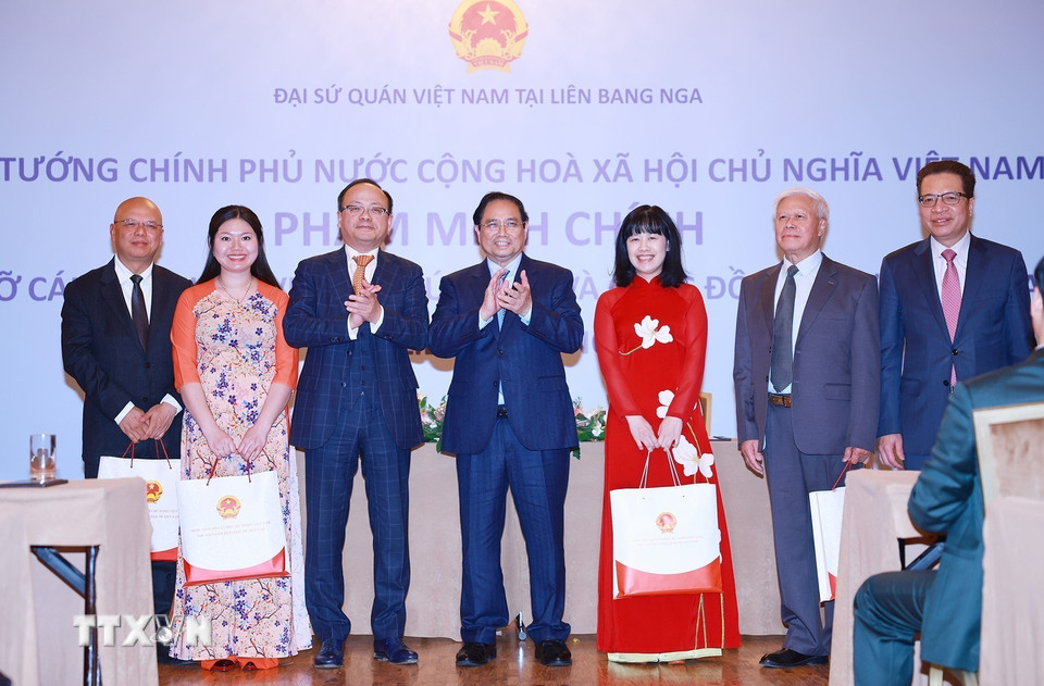 Thủ tướng Phạm Minh Chính tặng quà cho cộng đồng người Việt Nam tại Liên bang Nga. (Ảnh: Dương Giang/TTXVN)