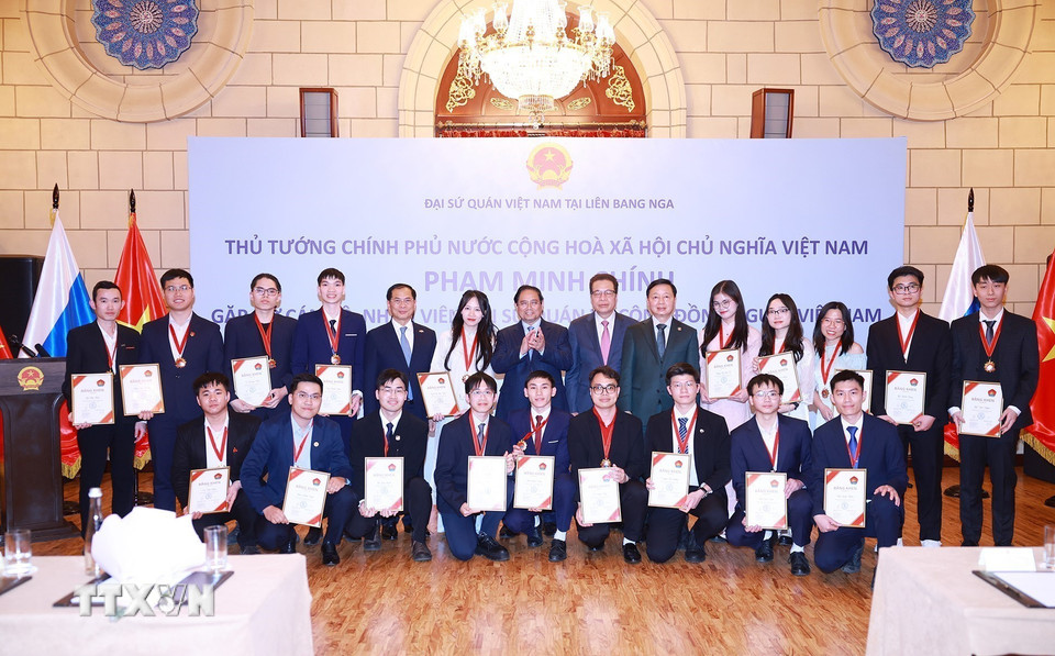 Thủ tướng Phạm Minh Chính với sinh viên Việt Nam đang học tập và nghiên cứu tại Liên bang Nga. (Ảnh: Dương Giang/TTXVN)