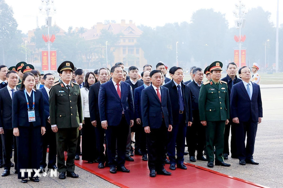 Đồng chí Trần Cẩm Tú, Ủy viên Bộ Chính trị, Thường trực Ban Bí thư, Trưởng Tiểu ban Tổ chức phục vụ Đại hội với các đại biểu đặt vòng hoa và vào Lăng viếng Chủ tịch Hồ Chí Minh trước giờ tổng duyệt. (Ảnh: Tuấn Anh/TTXVN)