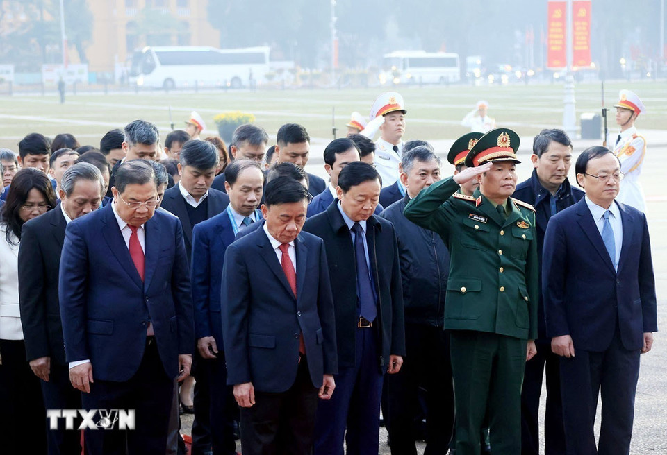 Đồng chí Trần Cẩm Tú, Ủy viên Bộ Chính trị, Thường trực Ban Bí thư, Trưởng Tiểu ban Tổ chức phục vụ Đại hội với các đại biểu đặt vòng hoa và vào Lăng viếng Chủ tịch Hồ Chí Minh trước giờ tổng duyệt. (Ảnh: Tuấn Anh/TTXVN)