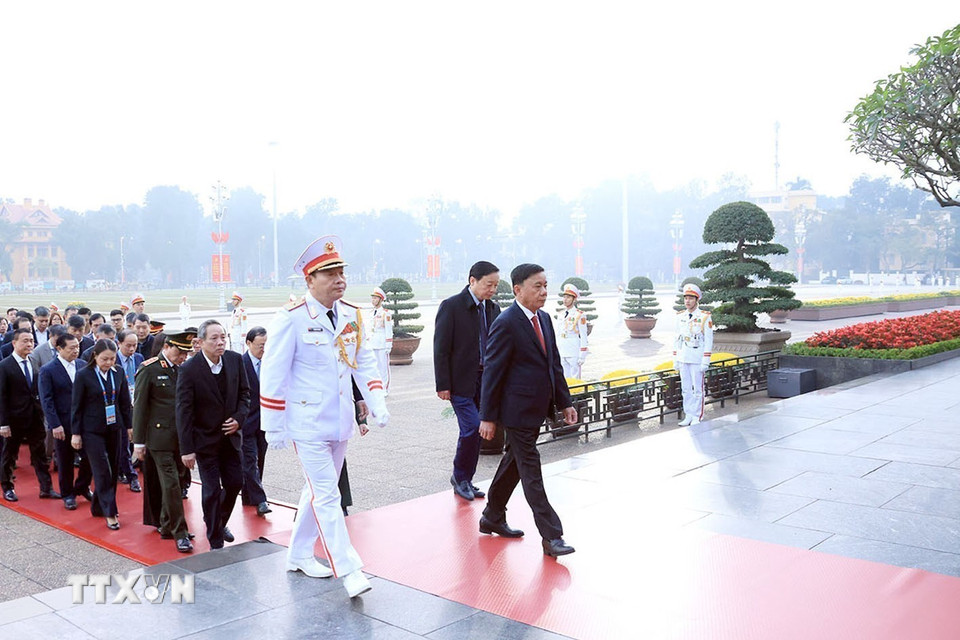 Đồng chí Trần Cẩm Tú, Ủy viên Bộ Chính trị, Thường trực Ban Bí thư, Trưởng Tiểu ban Tổ chức phục vụ Đại hội với các đại biểu đặt vòng hoa và vào Lăng viếng Chủ tịch Hồ Chí Minh trước giờ tổng duyệt. (Ảnh: Tuấn Anh/TTXVN)