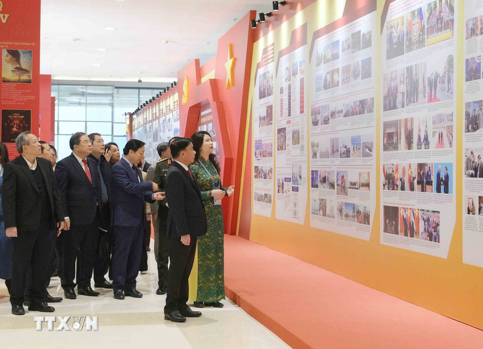 Thường trực Ban Bí thư Trần Cẩm Tú tham quan khu trưng bày ảnh “Dưới cờ Đảng - đất nước tiến vào kỷ nguyên mới” do TTXVN thực hiện. (Ảnh: Phương Hoa/TTXVN)