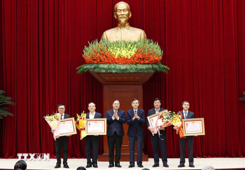 Các đồng chí Ủy viên Bộ Chính trị: Phạm Gia Túc, Bí thư Trung ương Đảng, Chánh Văn phòng Trung ương Đảng và Đoàn Minh Huấn, Giám đốc Học viện Chính trị Quốc gia Hồ Chí Minh trao Huân chương Lao động Hạng Ba cho các đơn vị có thành tích xuất sắc, đột xuất trong công tác tham mưu, tổ chức, phục vụ Đại hội XIV của Đảng.(Ảnh: Phương Hoa/TTXVN)