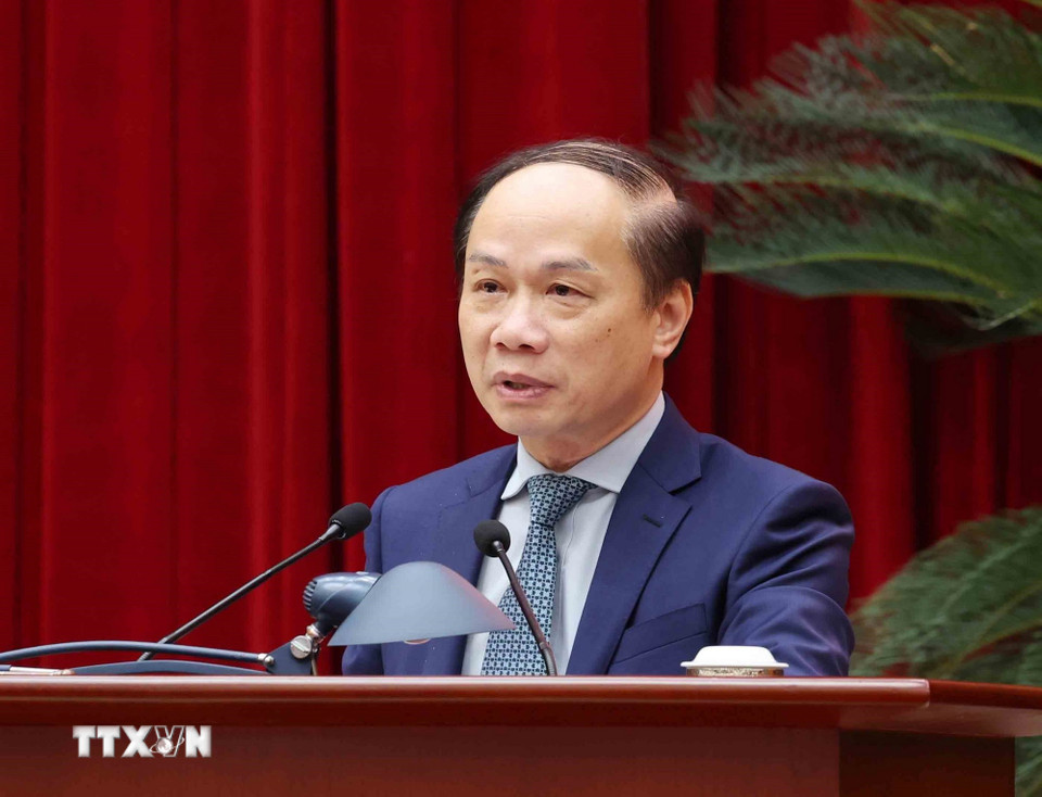 Đồng chí Phạm Tất Thắng, Ủy viên Trung ương Đảng, Phó Trưởng Ban Thường trực Ban Tuyên giáo và Dân vận Trung ương tham luận tại hội nghị. (Ảnh: Phương Hoa/TTXVN)