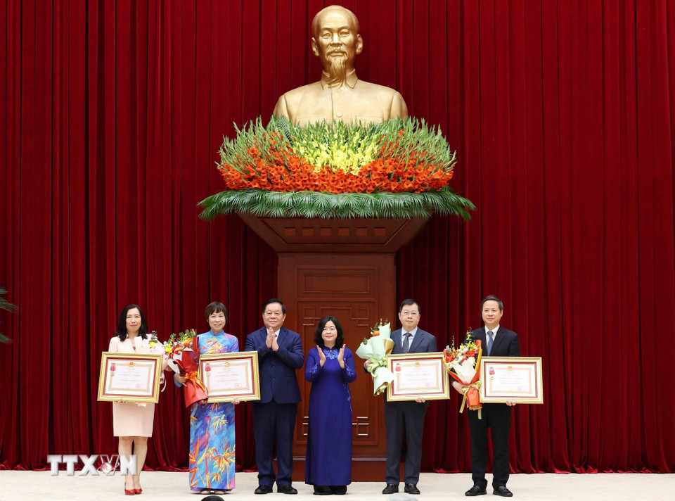 Các đồng chí Ủy viên Bộ Chính trị, Bí thư Trung ương Đảng: Bùi Thị Minh Hoài, Chủ tịch Ủy ban Trung ương Mặt trận Tổ quốc Việt Nam và Nguyễn Trọng Nghĩa, Chủ nhiệm Tổng cục Chính trị QĐND Việt Nam trao Huân chương Lao động hạng Nhì cho các đơn vị có thành tích xuất sắc, đột xuất trong công tác tham mưu, tổ chức, phục vụ Đại hội XIV của Đảng. (Ảnh: Phương Hoa/TTXVN)