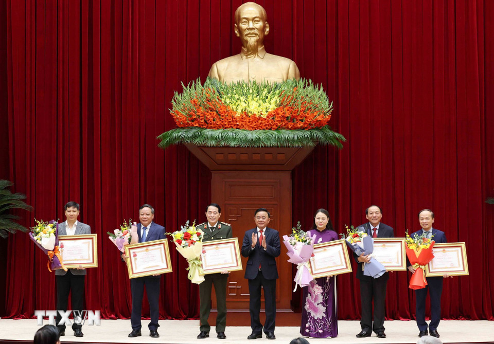 Ủy viên Bộ Chính trị, Thường trực Ban Bí thư Trần Cẩm Tú trao Huân chương Lao động Hạng Nhất cho các đơn vị có thành tích xuất sắc, đột xuất trong công tác tham mưu, tổ chức, phục vụ Đại hội XIV của Đảng. (Ảnh: Phương Hoa/TTXVN)