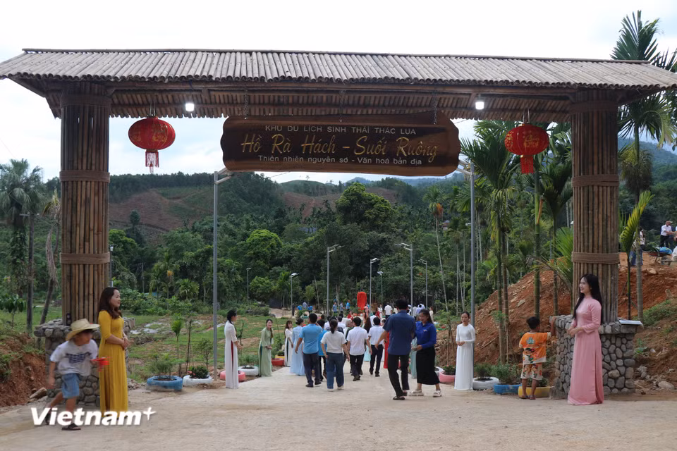 Du khách thăm quan Hồ Rà Hách-Suối Ruông. (Ảnh: Phạm Cường/Vietnam+)