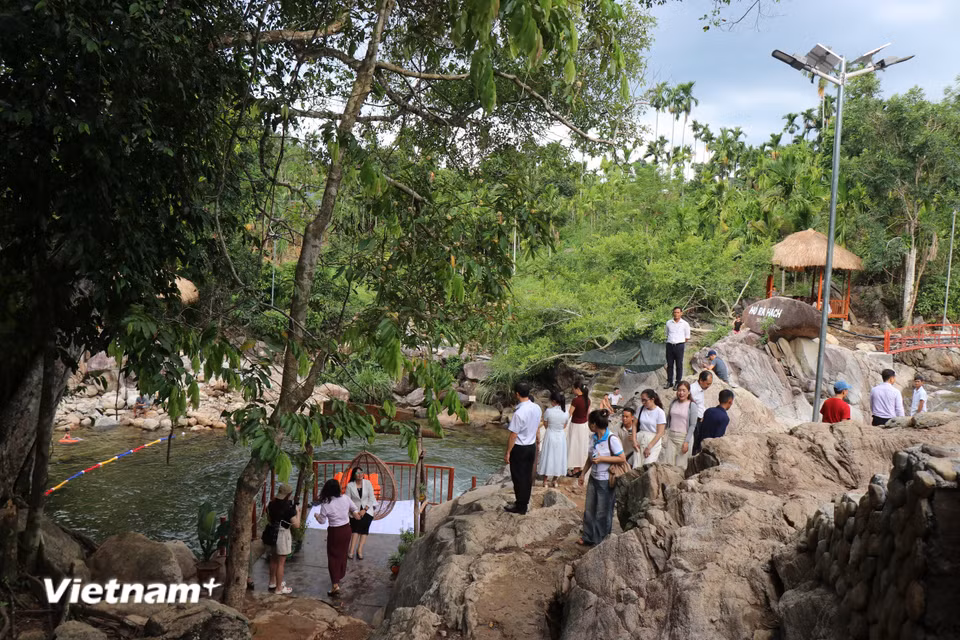 Từng là vùng đất thiên tai, Hồ Rà Hách ngày nay trở thành biểu tượng của tinh thần đoàn kết, ý chí vượt khó và khát vọng xây dựng quê hương của Đảng bộ, chính quyền và Nhân dân Sơn Tây Hạ. (Ảnh: Phạm Cường/Vietnam+)