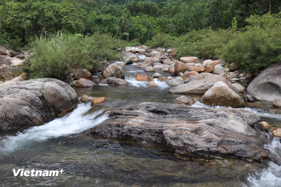 Hồ Rà Hách-Suối Ruông còn hoang sơ mang vẻ đẹp của đại ngàn Trường Sơn. (Ảnh: Phạm Cường/Vietnam+)