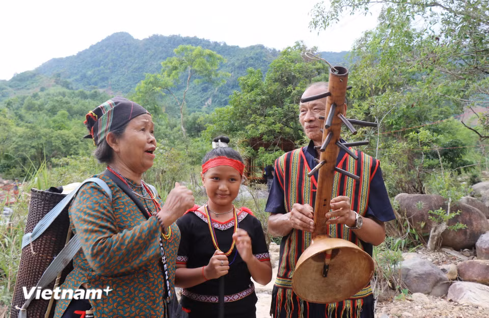 Nghệ nhân người Ca Dong biểu diễn nhạc cụ truyền thống ở bên Hồ Rà Hách-Suối Ruông. (Ảnh: Phạm Cường/Vietnam+)