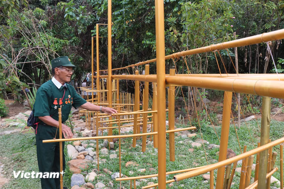 Đàn nước một nhạc cụ truyền thống của đồng bào Ca Dong được phục dựng tại điểm du lịch. (Ảnh: Phạm Cường/Vietnam+)