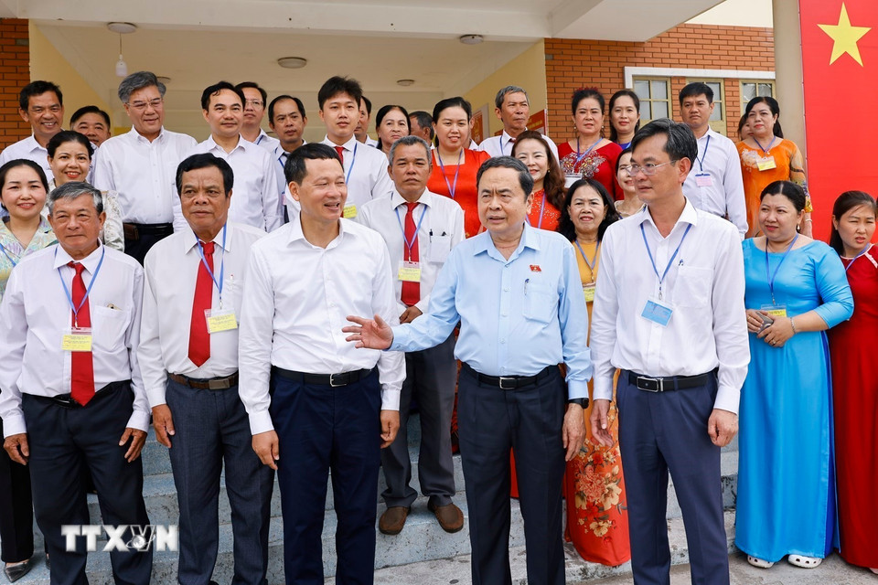Chủ tịch Quốc hội Trần Thanh Mẫn với cán bộ đơn vị bầu cử số 4, khu vực bỏ phiếu số 17 - phường Tân Triều, tỉnh Đồng Nai. (Ảnh: Doãn Tấn/TTXVN)