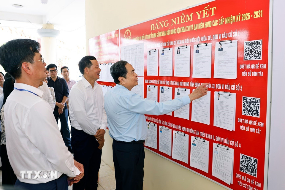 Tại đơn vị bầu cử số 4, khu vực bỏ phiếu số 17 – phường Tân Triều, tỉnh Đồng Nai, danh sách tiểu sử tóm tắt các ứng cử viên được niêm yết đồng thời bằng cả giấy in và mã QR (số hóa) giúp tăng tính minh bạch, tiện lợi cho cử tri tra cứu thông tin. (Ảnh: Doãn Tấn/TTXVN)