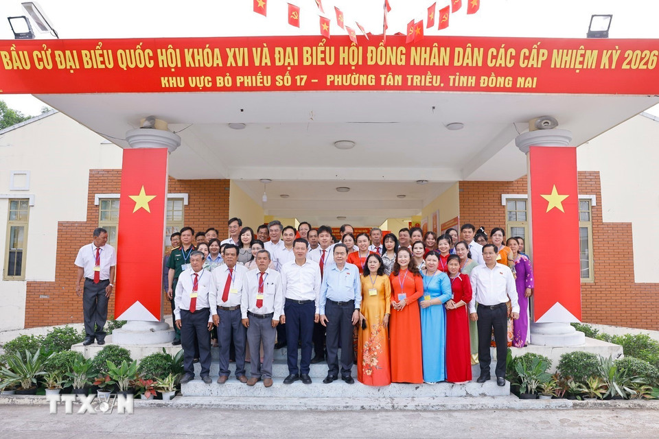 Chủ tịch Quốc hội Trần Thanh Mẫn với cán bộ đơn vị bầu cử số 4, khu vực bỏ phiếu số 17 - phường Tân Triều, tỉnh Đồng Nai. (Ảnh: Doãn Tấn/TTXVN)