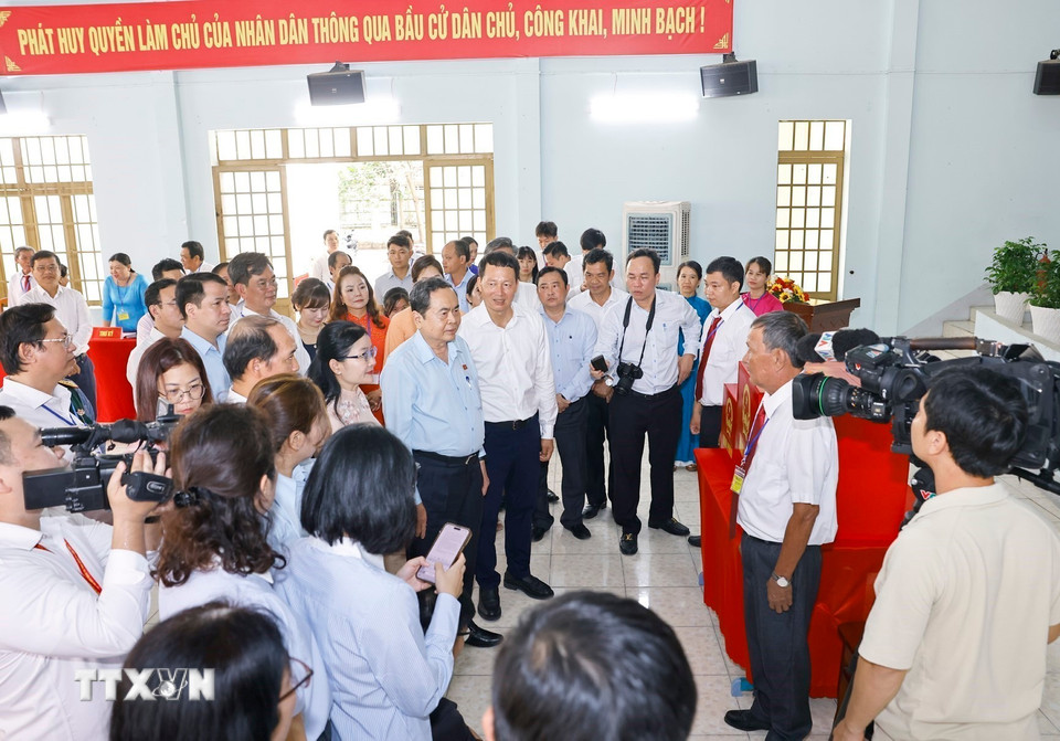 Chủ tịch Quốc hội Trần Thanh Mẫn khảo sát thực tế tại đơn vị bầu cử số 4, khu vực bỏ phiếu số 17 - phường Tân Triều, tỉnh Đồng Nai. (Ảnh: Doãn Tấn/TTXVN)