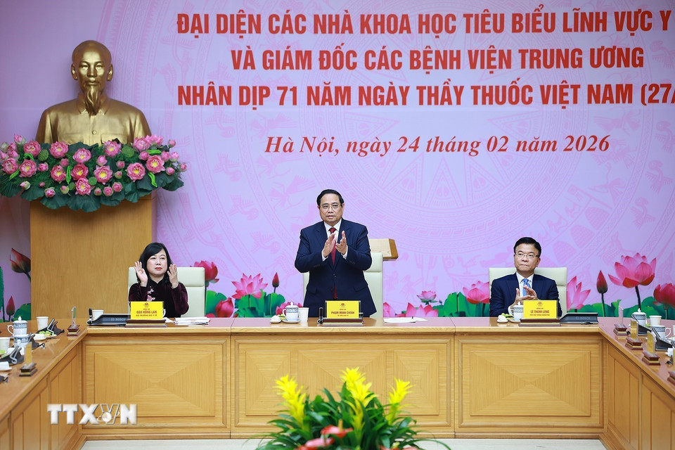 Thủ tướng Chính phủ Phạm Minh Chính gặp mặt đại diện các chuyên gia, nhà khoa học tiêu biểu trong lĩnh vực y tế. (Ảnh: Dương Giang/TTXVN)