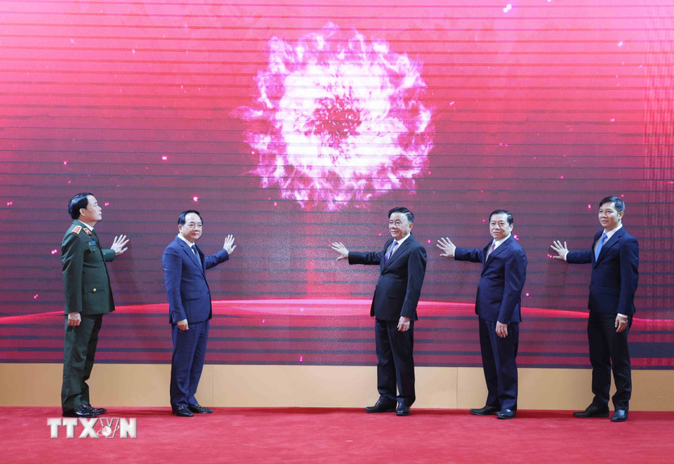 Thường trực Ban Bí thư Trần Cẩm Tú cùng các đại biểu khai trương ứng dụng của ngành Tuyên giáo và Dân vận trên điện thoại di động. (Ảnh: Phương Hoa/TTXVN)