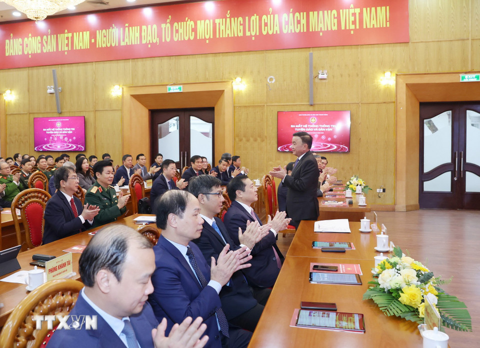 Thường trực Ban Bí thư Trần Cẩm Tú dự Lễ ra mắt ứng dụng của ngành Tuyên giáo và Dân vận trên điện thoại di động. (Ảnh: Phương Hoa/TTXVN)