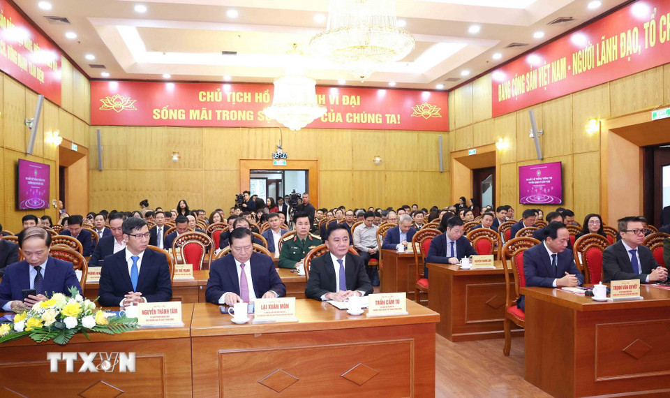 Thường trực Ban Bí thư Trần Cẩm Tú cùng các đại biểu dự Lễ ra mắt ứng dụng của ngành Tuyên giáo và Dân vận trên điện thoại di động. (Ảnh: Phương Hoa/TTXVN)