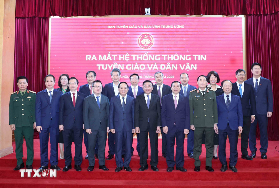 Thường trực Ban Bí thư Trần Cẩm Tú cùng các đại biểu dự Lễ ra mắt ứng dụng của ngành Tuyên giáo và Dân vận trên điện thoại di động. (Ảnh: Phương Hoa/TTXVN)