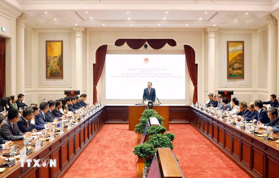 Tổng Bí thư, Chủ tịch nước Tô Lâm chủ trì buổi làm việc với Tập thể Ban Thường vụ Đảng ủy Bộ Ngoại giao và các đồng chí trưởng đoàn Cơ quan đại diện Việt Nam ở nước ngoài. (Ảnh: Thống Nhất/TTXVN)