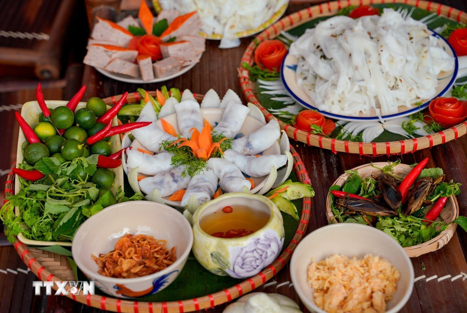 Từ một món ăn dân dã của vùng ven đô, bánh cuốn Thanh Trì chính thức được ghi vào danh mục di sản, đưa thức quà của người Hà Nội thành biểu tượng văn hóa ẩm thực của Thủ đô. (Ảnh: Khánh Hòa/TTXVN)