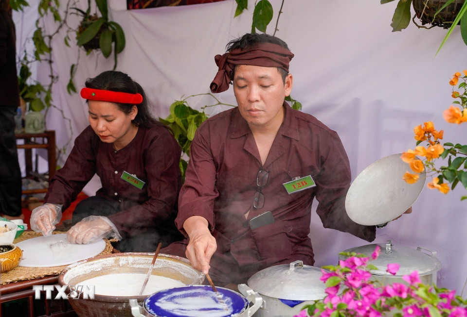 Bánh cuốn Thanh Trì có lịch sử lâu đời, gắn bó với đời sống của người dân địa phương qua nhiều thế hệ. (Ảnh: Khánh Hòa/TTXVN)