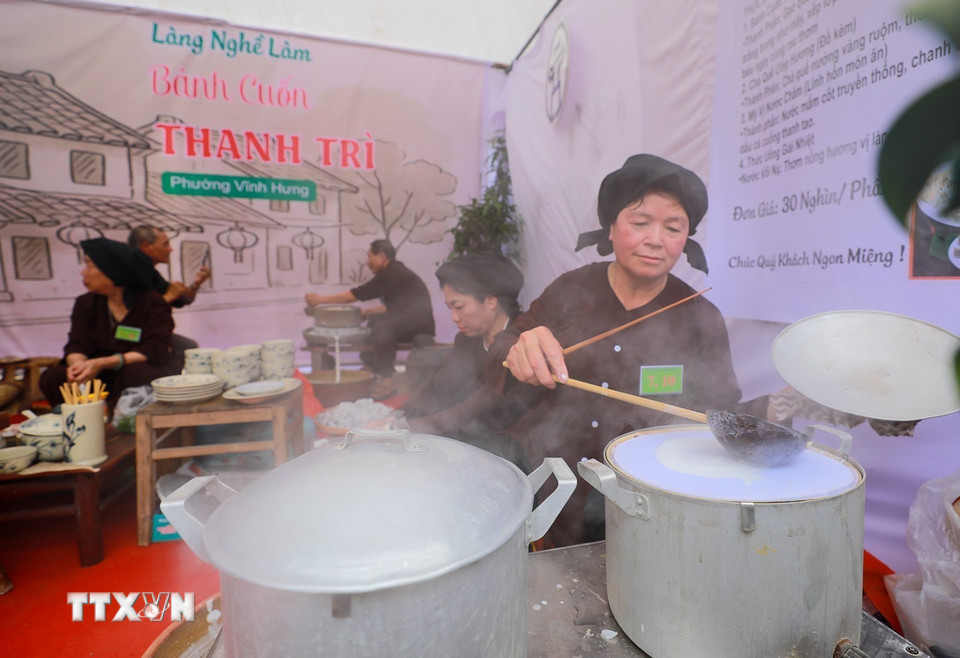 Bánh cuốn Thanh Trì có lịch sử lâu đời, gắn bó với đời sống của người dân địa phương qua nhiều thế hệ. (Ảnh: Khánh Hòa/TTXVN)