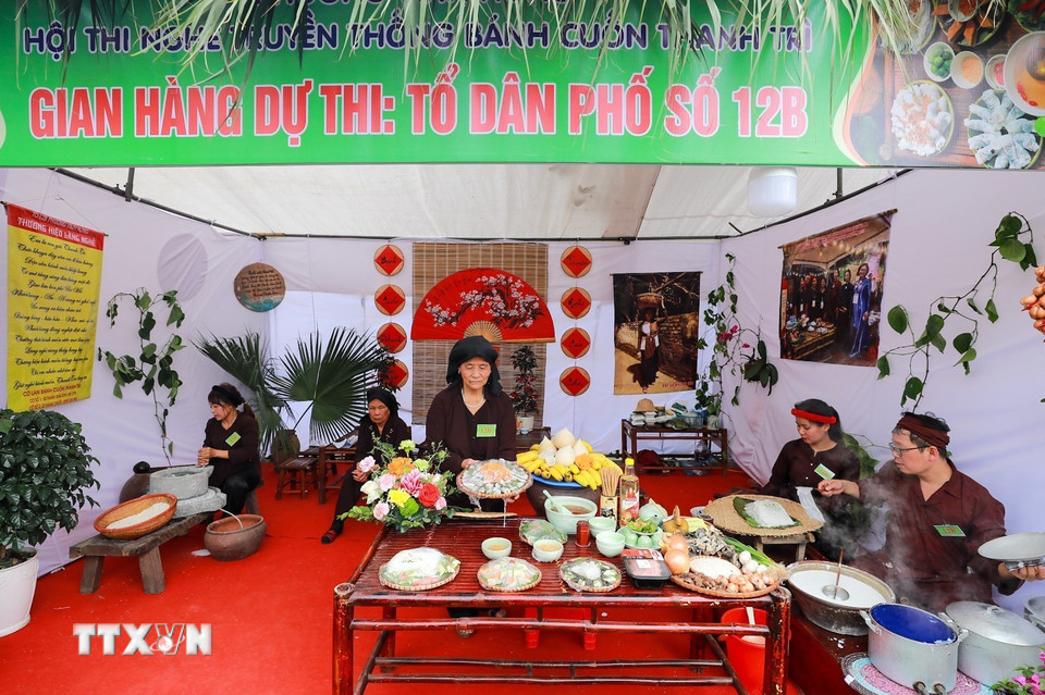 Sau lễ công bố Quyết định ghi danh tại phường Vĩnh Hưng, Hà Nội diễn ra Hội thi nghề truyền thống bánh cuốn Thanh Trì. (Ảnh: Khánh Hòa/TTXVN)